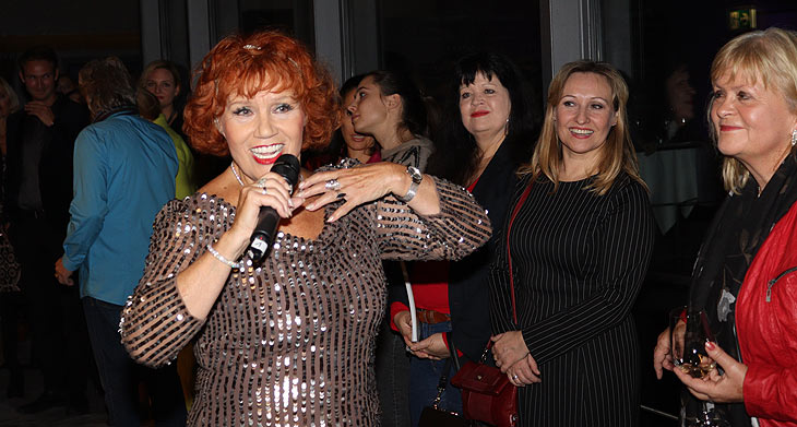 Auftritt Sarah Laux bei der Release Party "Life is magnifique", rechts von ihr im Publikum die Schauspielerinnen Suzanne Landsfried und Gabrielle Odinis (©Foto: Martin Schmitz)